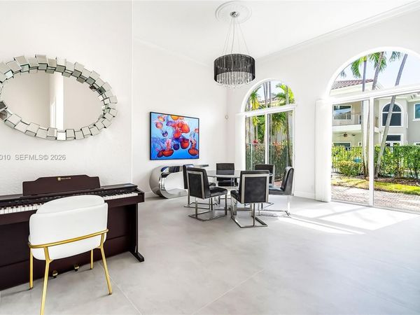 920 Captiva Dr, Hollywood, FL 33019