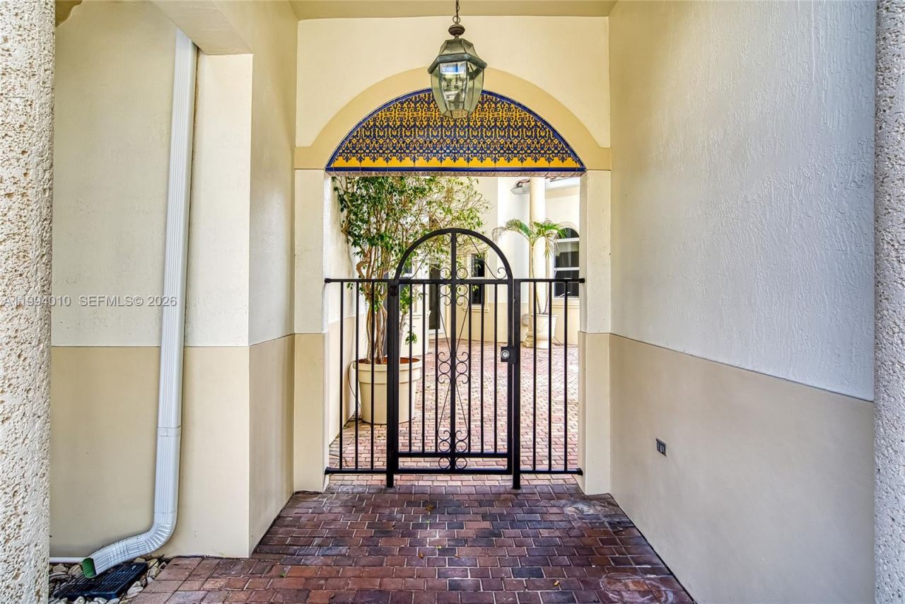 920 Captiva Dr, Hollywood, FL 33019 Photo