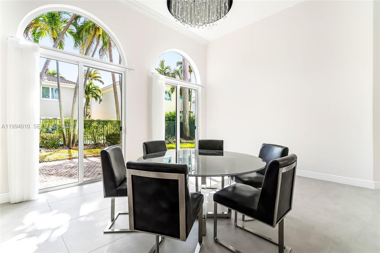 920 Captiva Dr, Hollywood, FL 33019 Photo