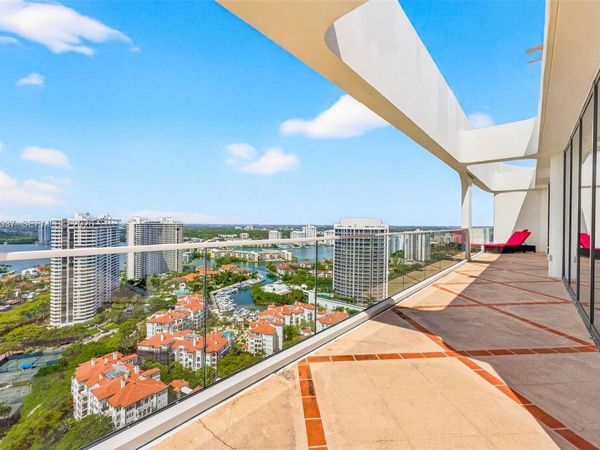 2800 Island Blvd, Unit PH02, Aventura, FL 33160