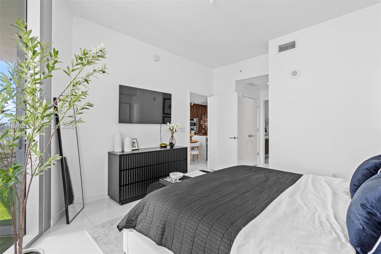 851 NE 1st Ave , Unit 1205, Miami, FL 33132 Photo