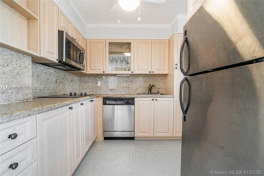 220 Kings Point Dr, Unit 509, Sunny Isles Beach, FL 33160 Photo