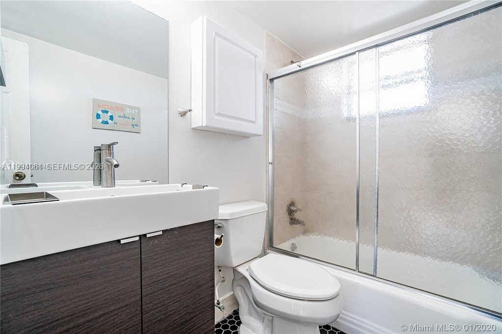 220 Kings Point Dr, Unit 509, Sunny Isles Beach, FL 33160 Photo