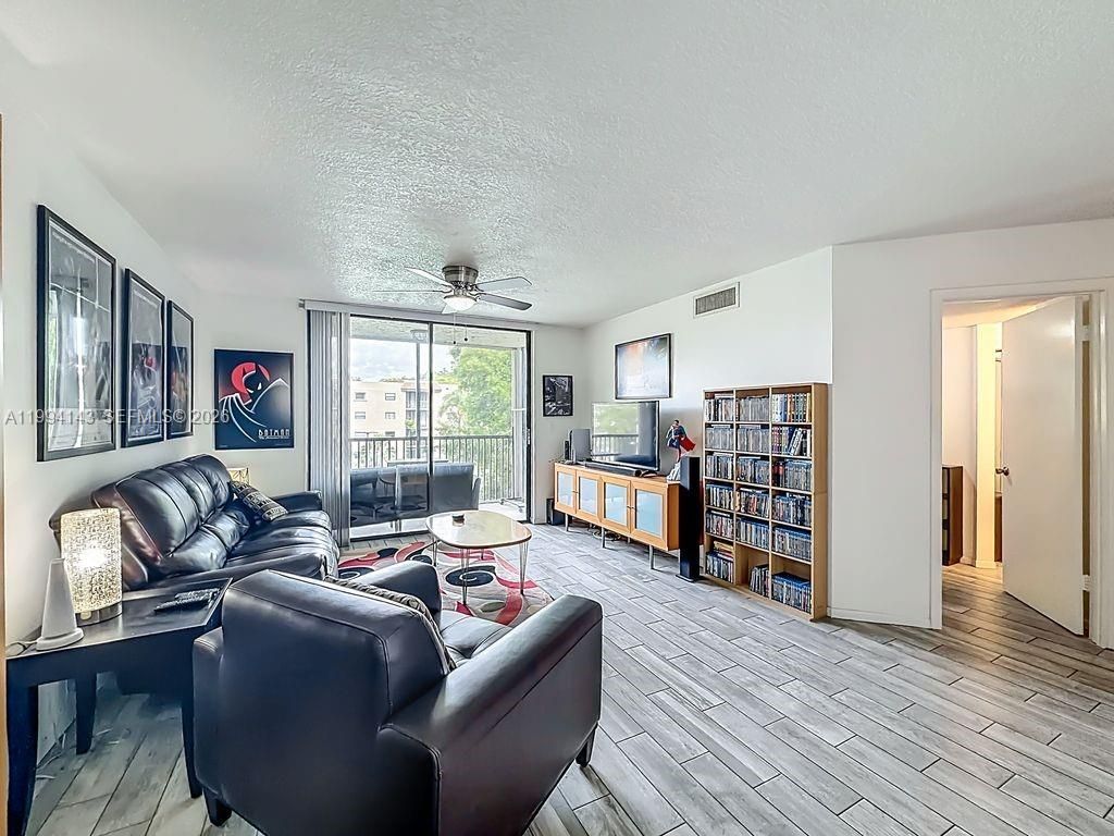 10401 W Broward Blvd , Unit 302, Plantation, FL 33324 Photo