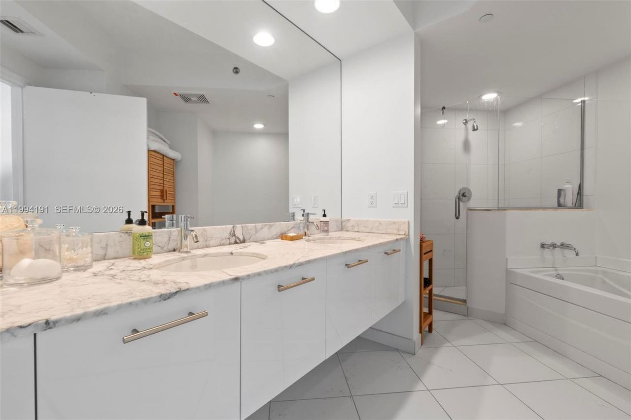 500 Brickell Ave , Unit 2510, Miami, FL 33131 Photo