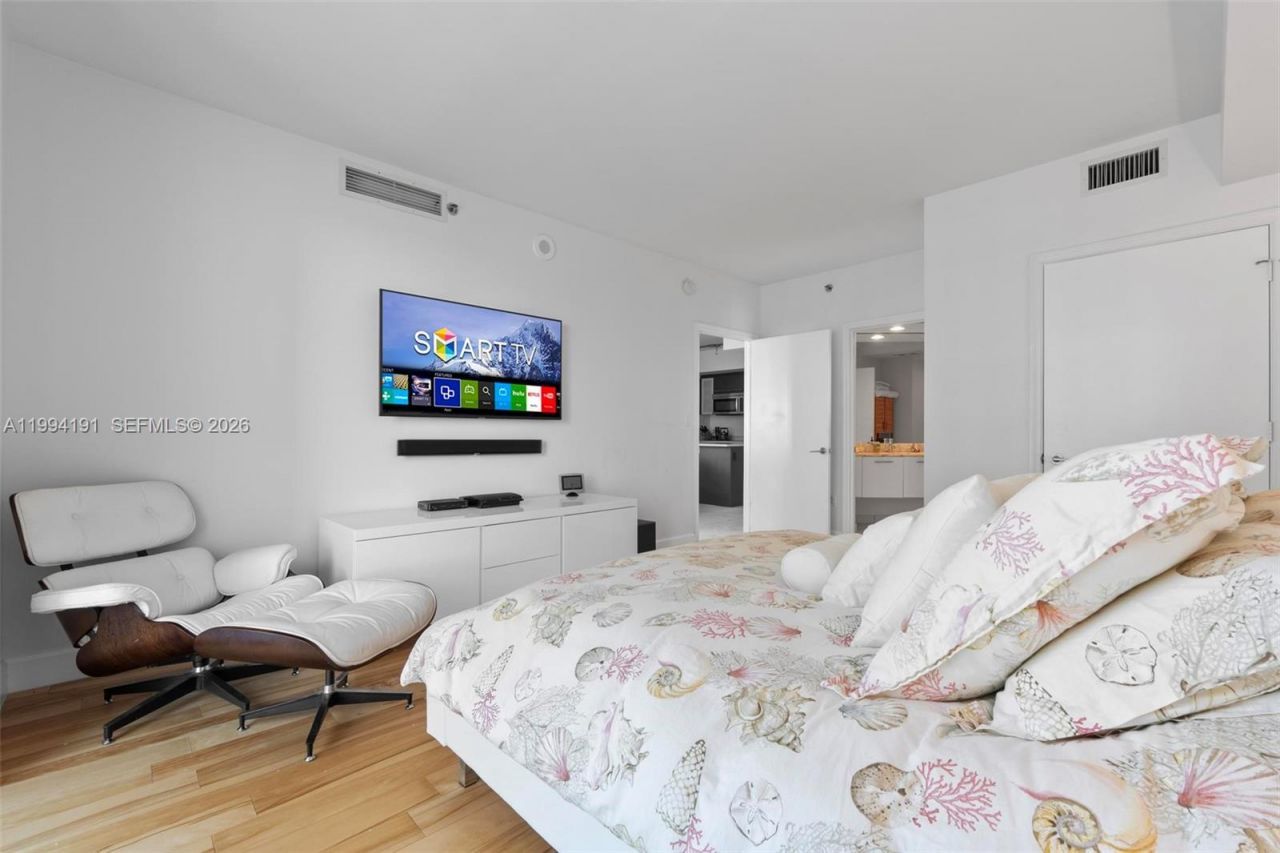 500 Brickell Ave , Unit 2510, Miami, FL 33131 Photo