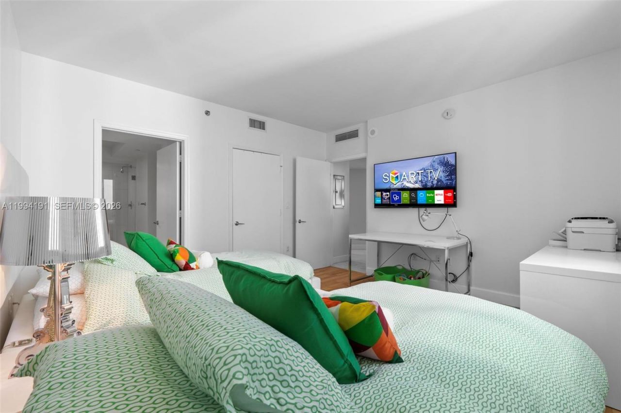 500 Brickell Ave , Unit 2510, Miami, FL 33131 Photo