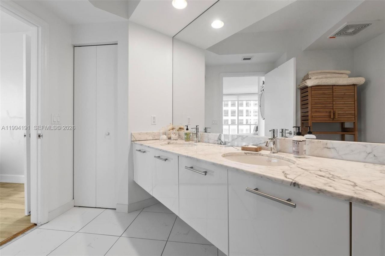 500 Brickell Ave , Unit 2510, Miami, FL 33131 Photo