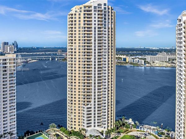 848 Brickell Key Dr, Unit 2702, Miami, FL 33131