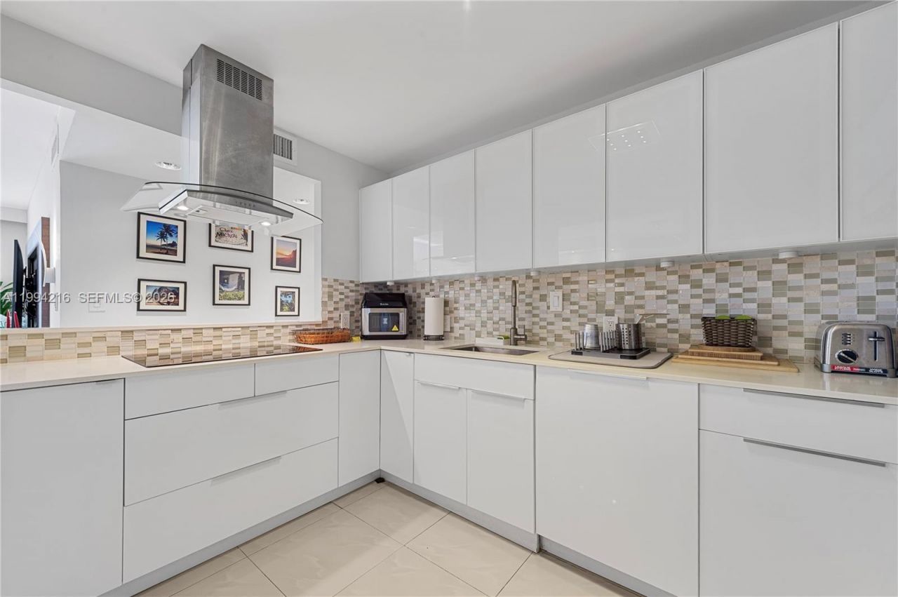 100 Bayview Dr, Unit 507, Sunny Isles Beach, FL 33160 Photo