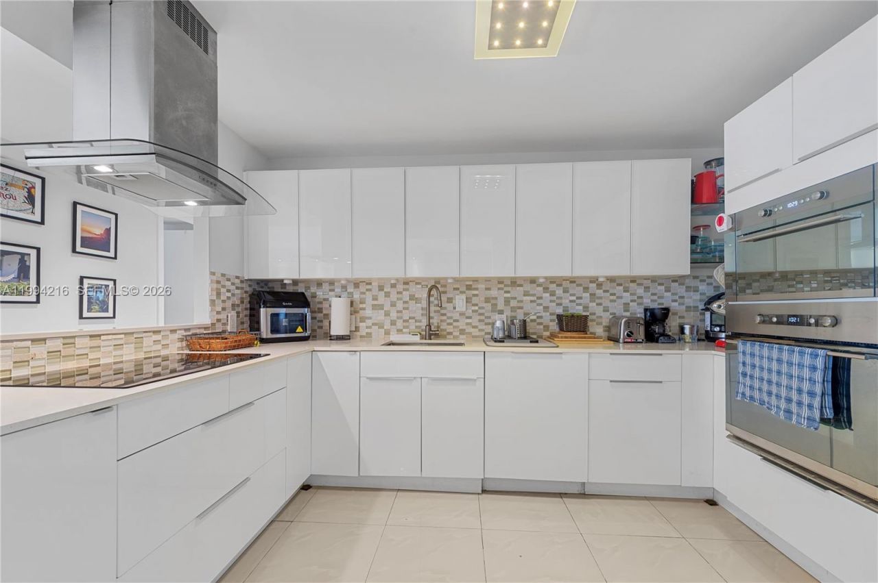 100 Bayview Dr, Unit 507, Sunny Isles Beach, FL 33160 Photo
