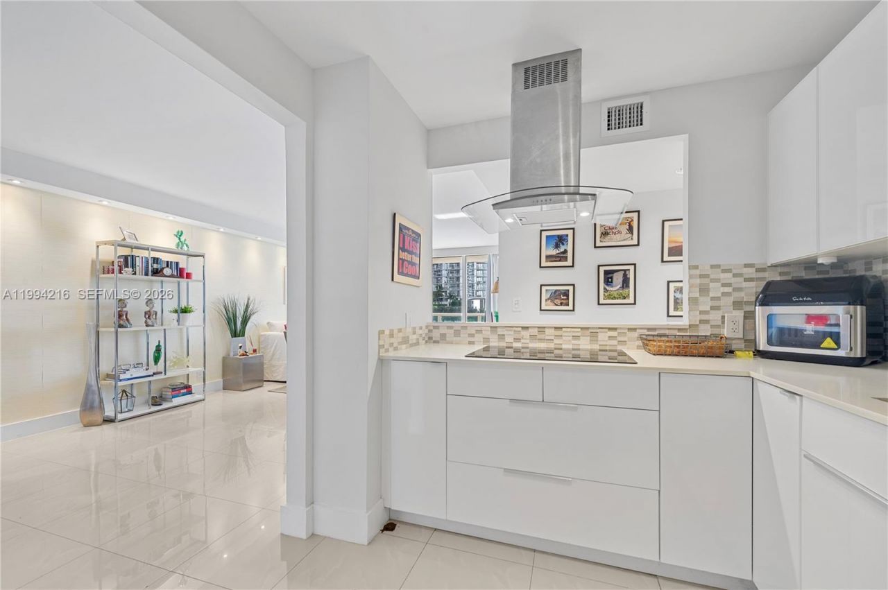 100 Bayview Dr, Unit 507, Sunny Isles Beach, FL 33160 Photo