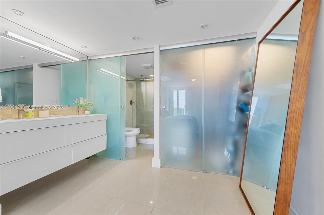 100 Bayview Dr , Unit 507, Sunny Isles Beach, FL 33160 Photo