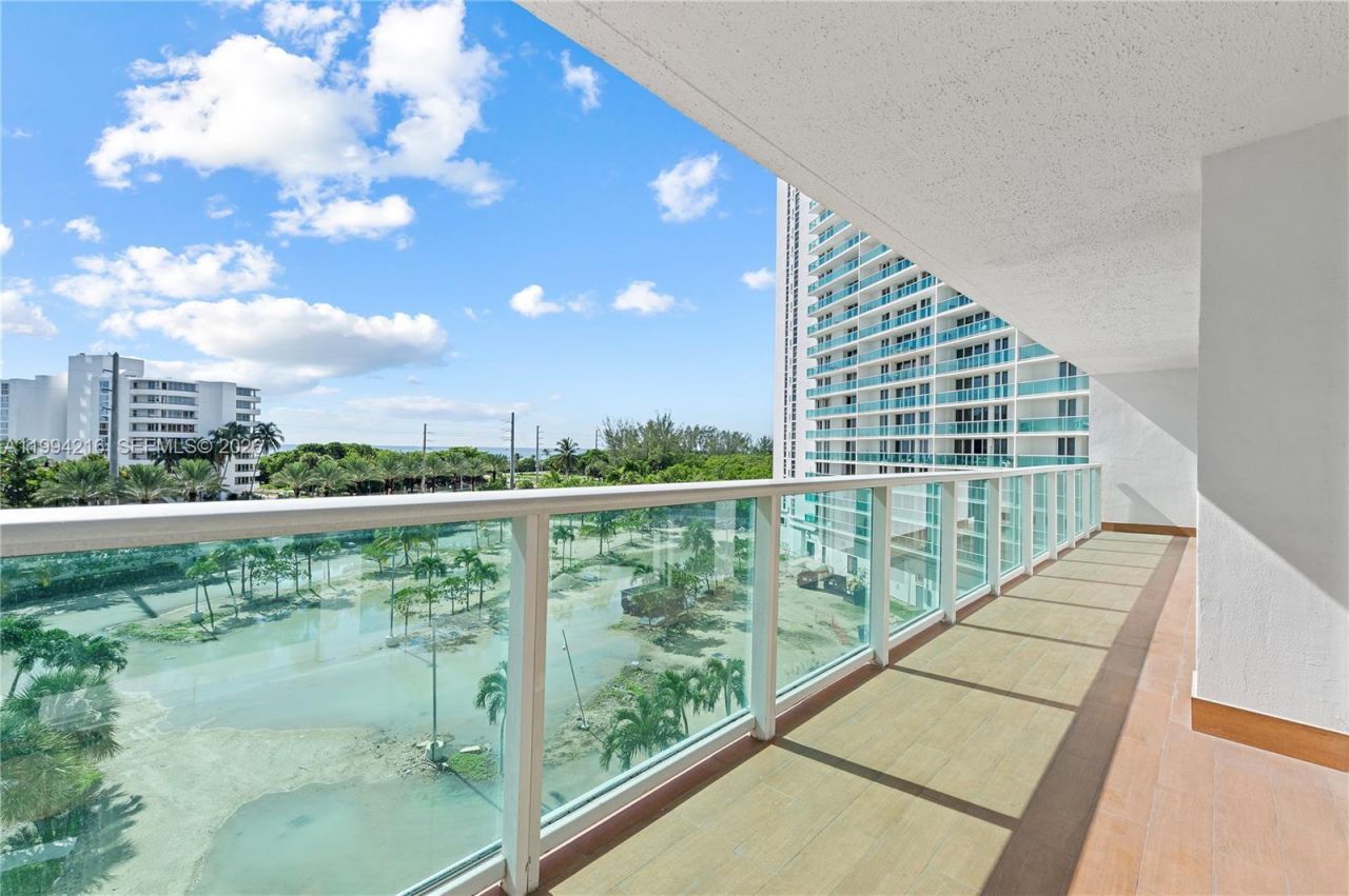 100 Bayview Dr, Unit 507, Sunny Isles Beach, FL 33160 Photo