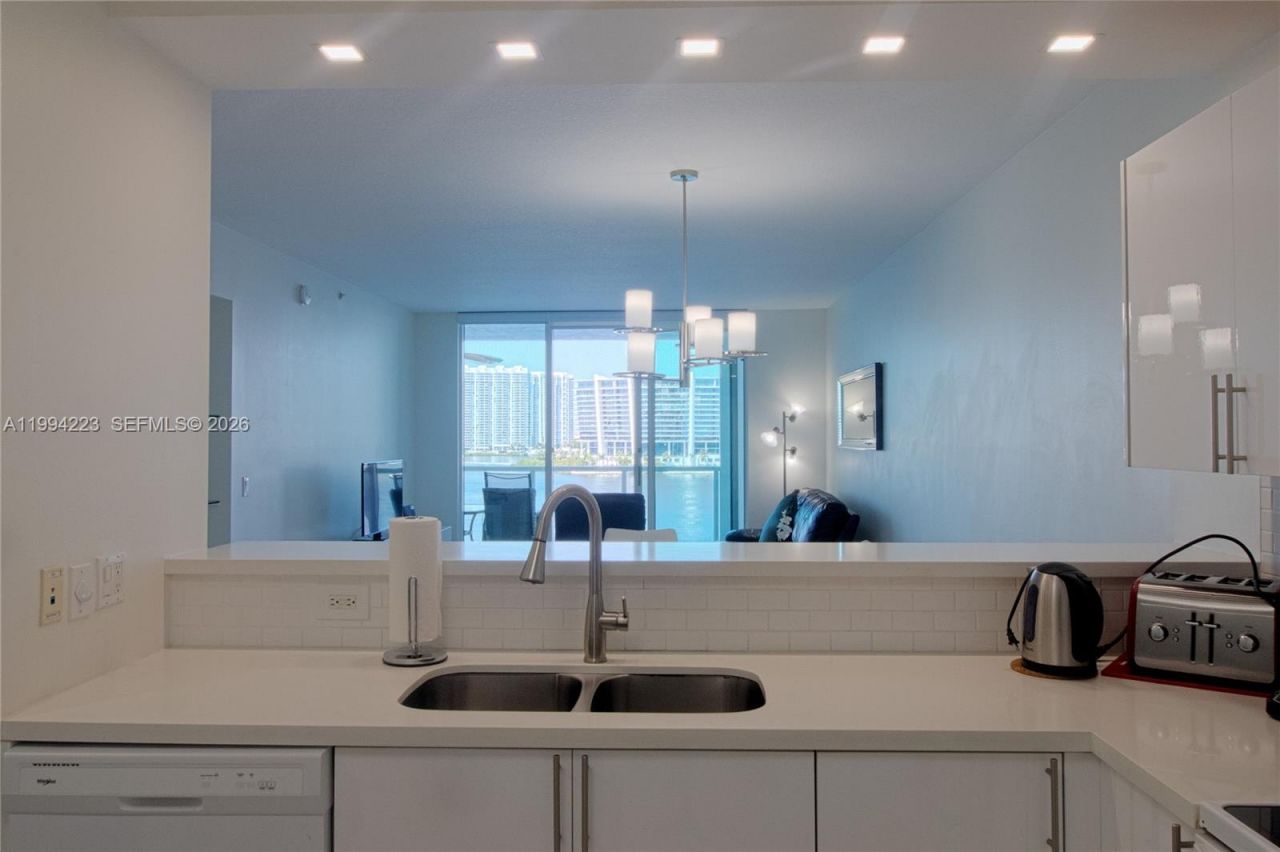 18100 N Bay Rd , Unit 906, Sunny Isles Beach, FL 33160 Photo