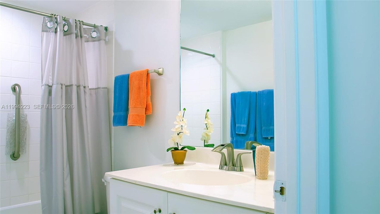 18100 N Bay Rd , Unit 906, Sunny Isles Beach, FL 33160 Photo