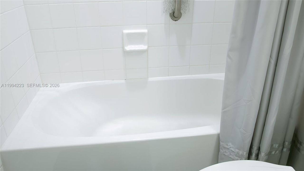 18100 N Bay Rd , Unit 906, Sunny Isles Beach, FL 33160 Photo