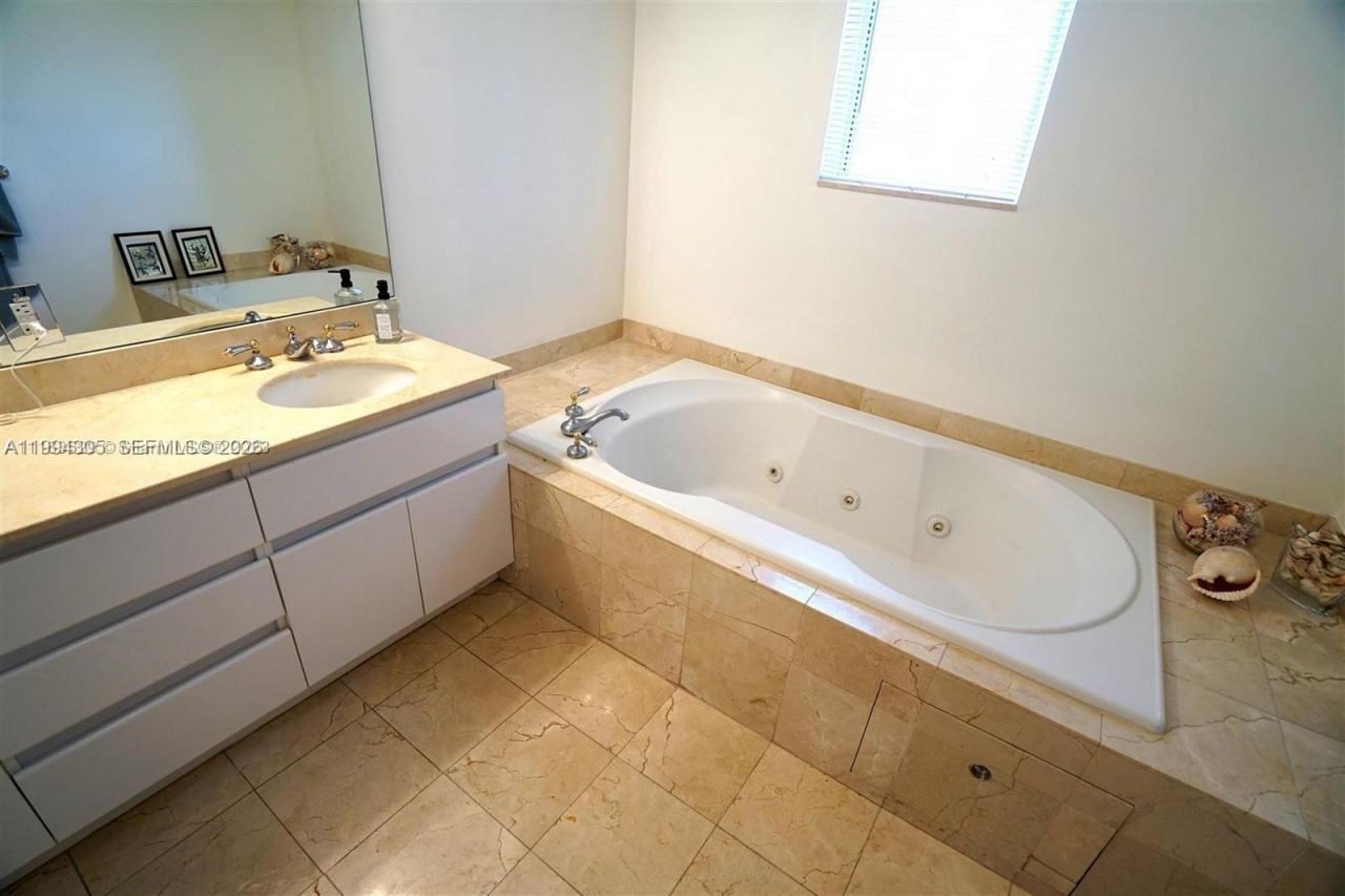 16711 Collins Ave, Unit 601, Sunny Isles Beach, FL 33160 Photo