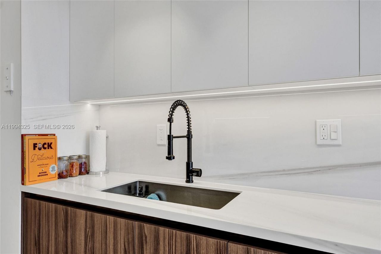 1000 Quayside Ter, Unit 707, Miami, FL 33138 Photo