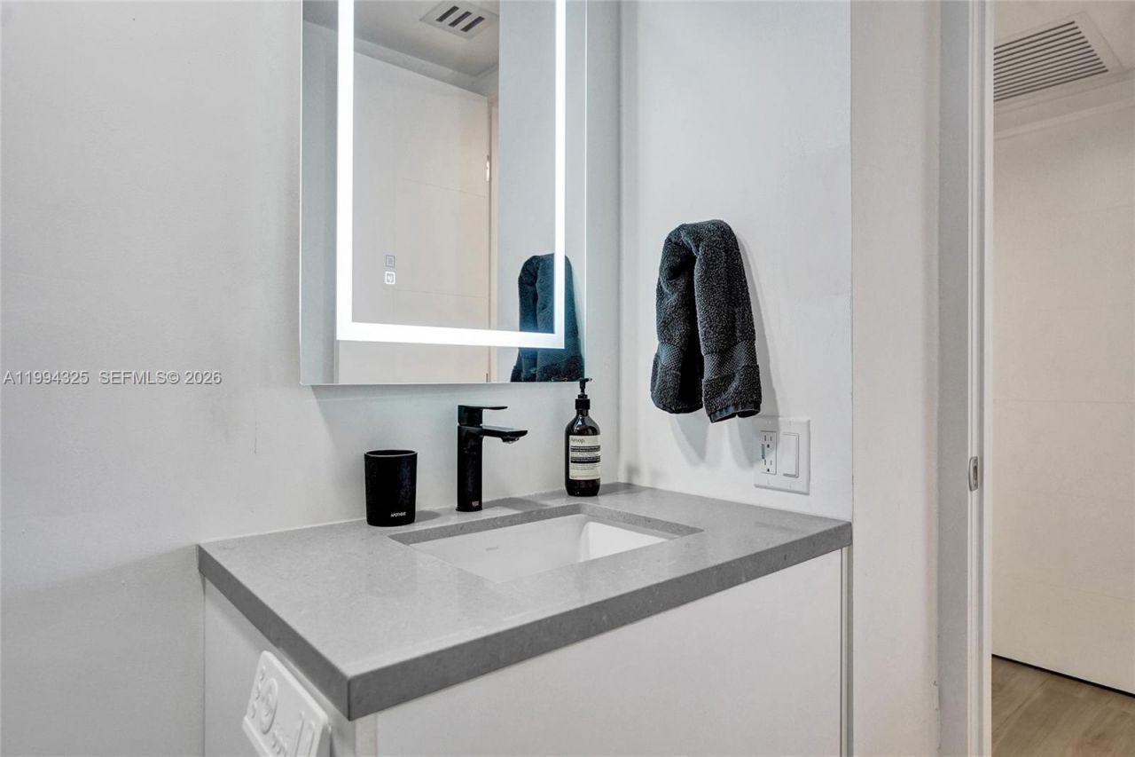 1000 Quayside Ter, Unit 707, Miami, FL 33138 Photo