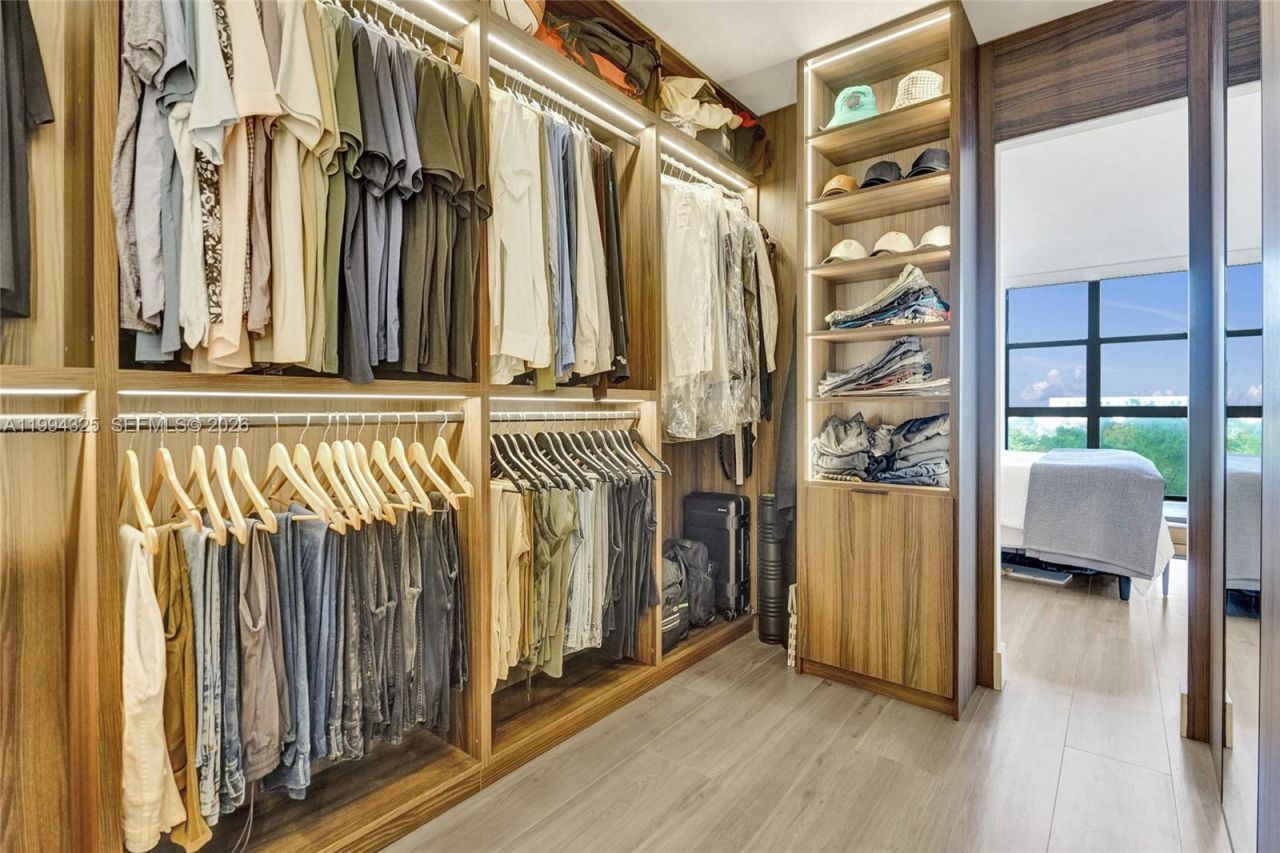 1000 Quayside Ter, Unit 707, Miami, FL 33138 Photo