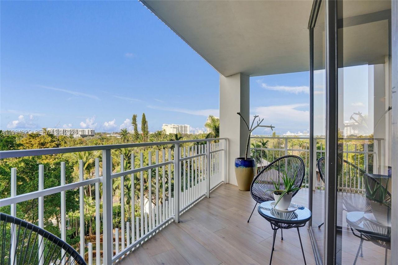 1000 Quayside Ter, Unit 707, Miami, FL 33138 Photo