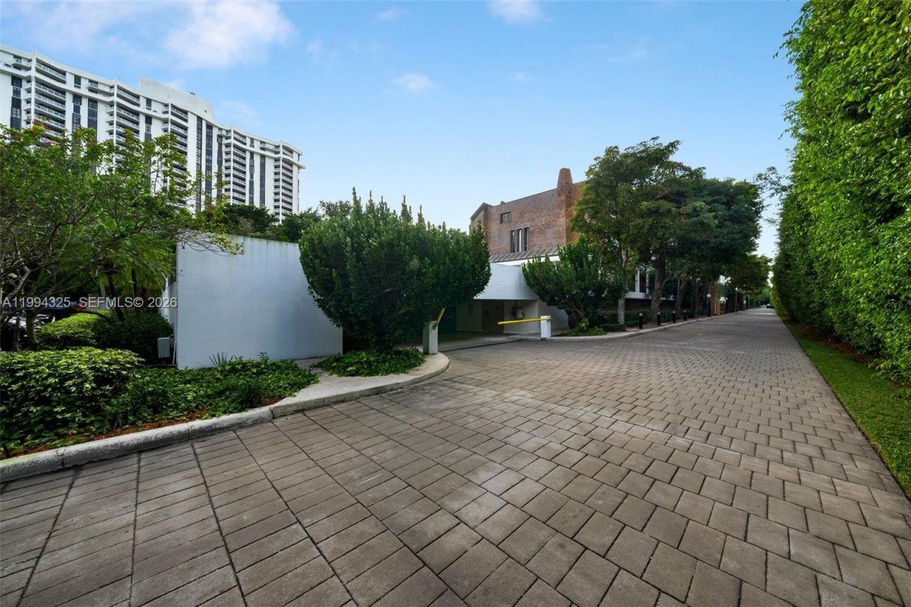 1000 Quayside Ter, Unit 707, Miami, FL 33138 Photo