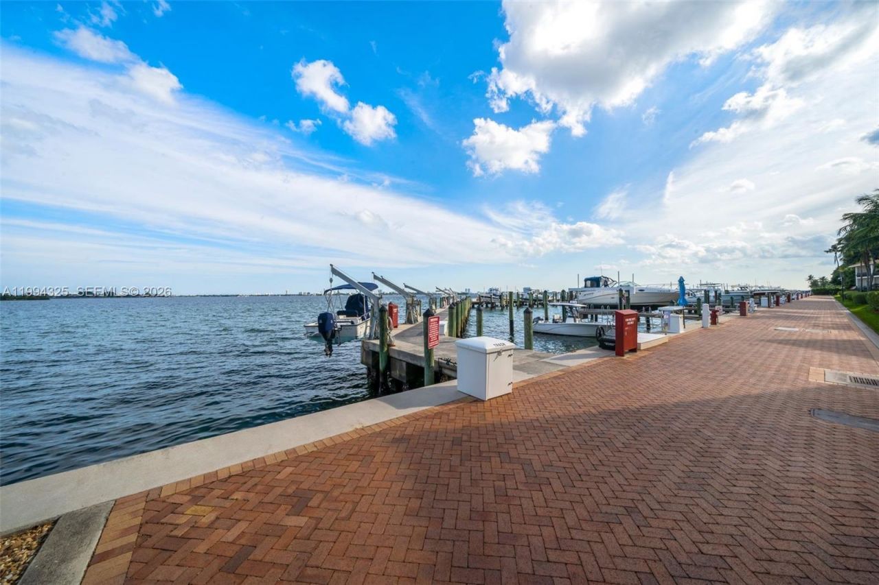 1000 Quayside Ter, Unit 707, Miami, FL 33138 Photo