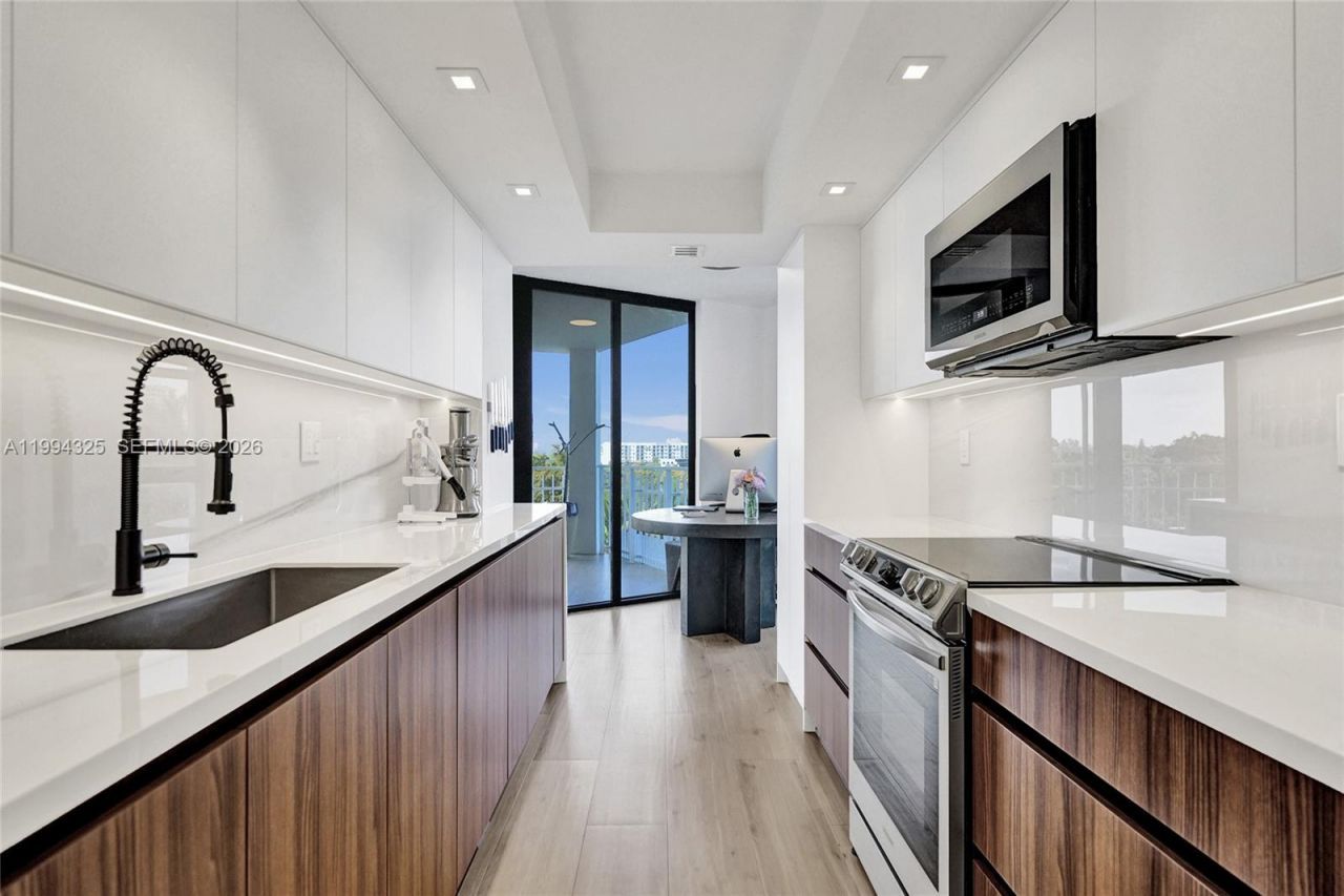 1000 Quayside Ter, Unit 707, Miami, FL 33138 Photo