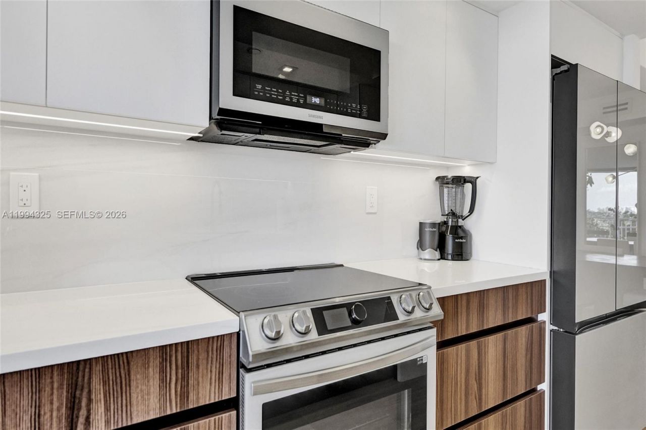 1000 Quayside Ter, Unit 707, Miami, FL 33138 Photo