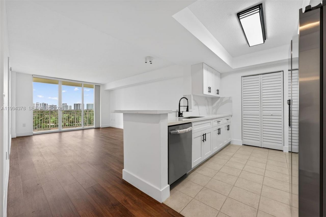 19501 W Country Club Dr , Unit 602, Aventura, FL 33180 Photo
