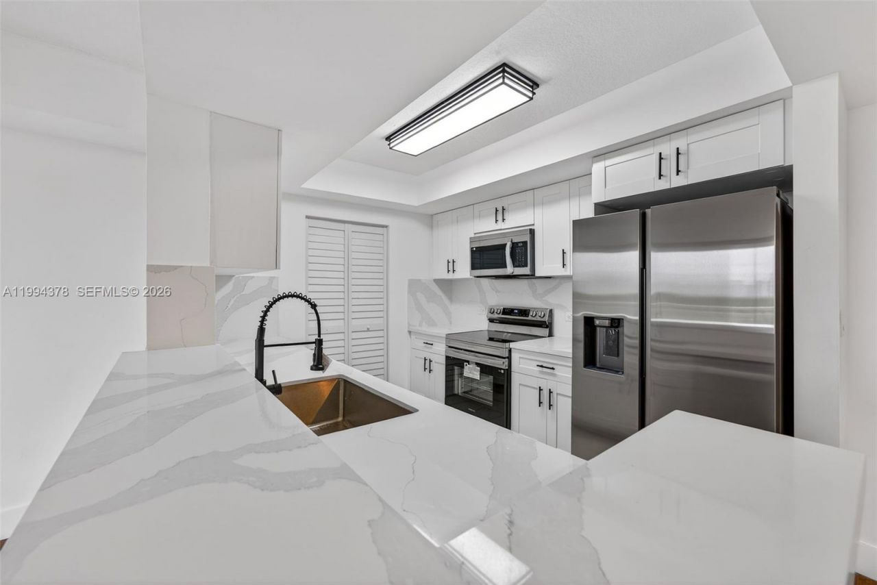 19501 W Country Club Dr , Unit 602, Aventura, FL 33180 Photo