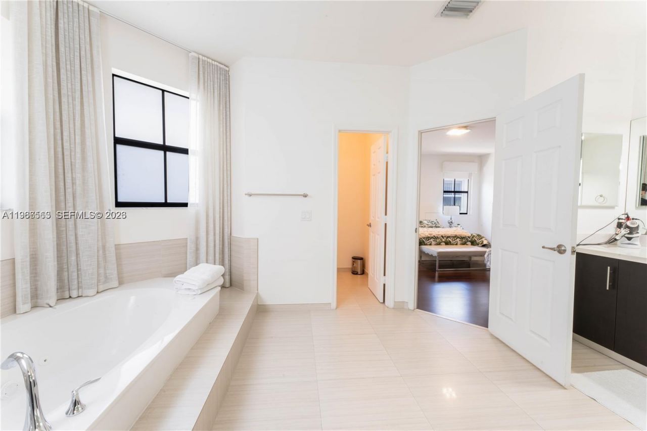 10560 NW 69 Ter, Unit 10560, Doral, FL 33178 Photo