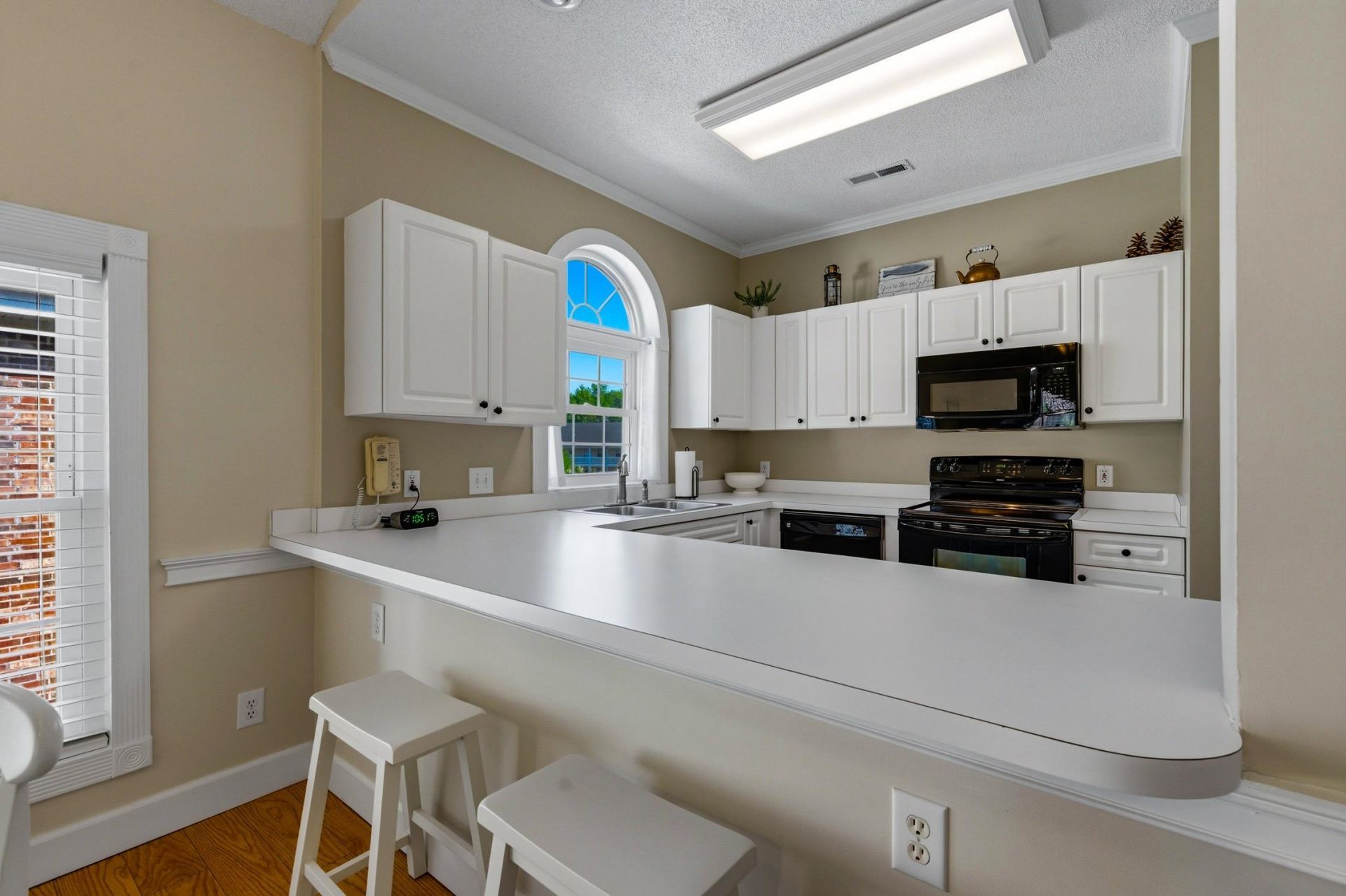 690 Riverwalk Dr.  Photo 9