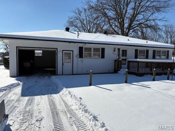 418 N Service Road , St Peters, MO 63376