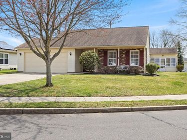 12 CANDLELIGHT CIRCLE , COLUMBUS, NJ 08022