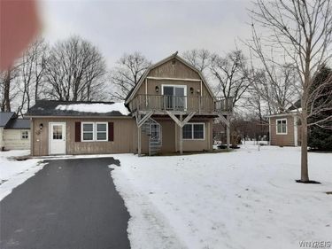 2427 W West Creek Rd, Newfane, NY 14108