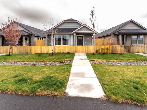 3210 NW 10th Street, Redmond, OR 97756