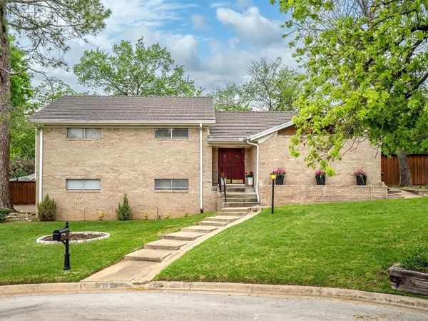 632 Caduceus Court, Hurst, TX 76053