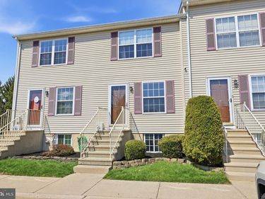 33 CARRIAGE KNOLL COURT , LANGHORNE, PA 19047