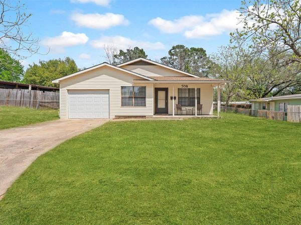 708 Hunter DR , Rockdale, TX 76567