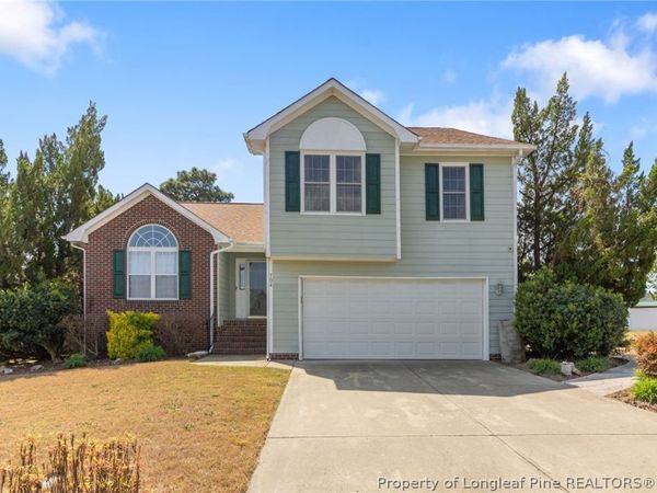 704 Fairbluff Drive, Hope Mills, NC 28348