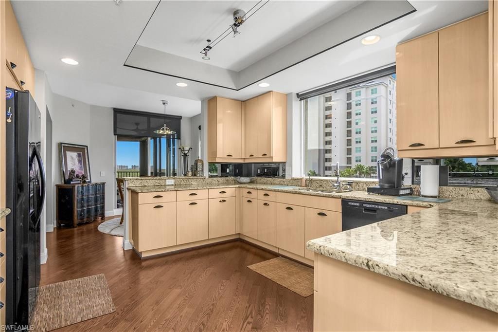 425 Cove Tower Dr, Unit 504, Naples, FL 34110 Photo