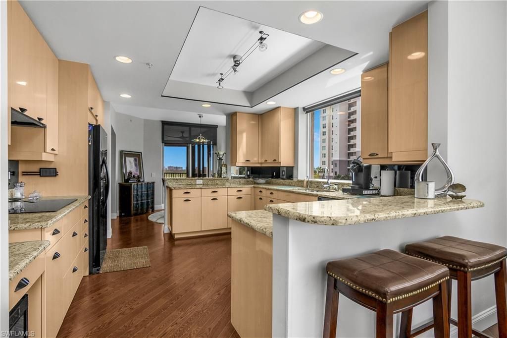 425 Cove Tower Dr, Unit 504, Naples, FL 34110 Photo