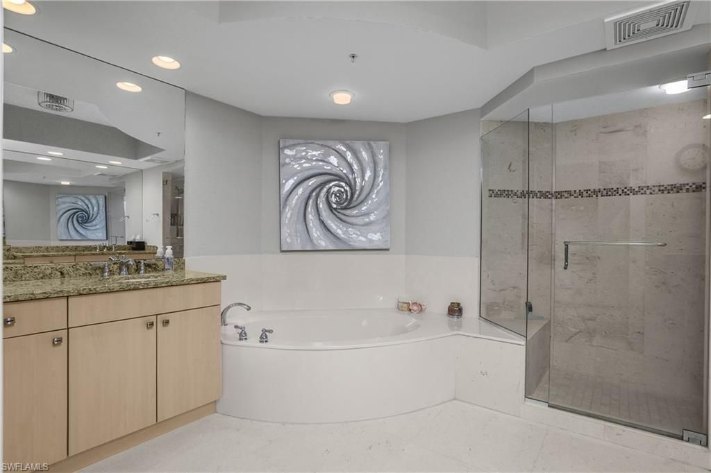 425 Cove Tower Dr, Unit 504, Naples, FL 34110 Photo