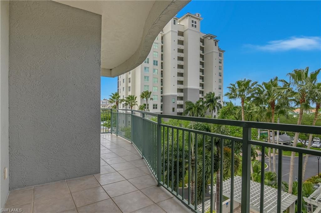 425 Cove Tower Dr, Unit 504, Naples, FL 34110 Photo