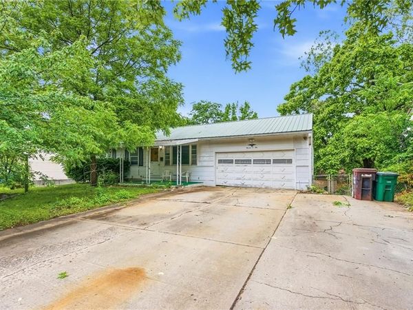 1102 N Farview Drive, Independence, MO 64056