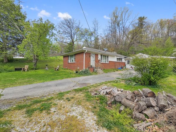 1447 Webster Rd, Harriman, TN 37748