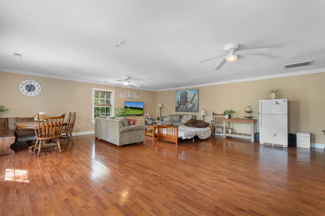 146 University Dr. Photo 10