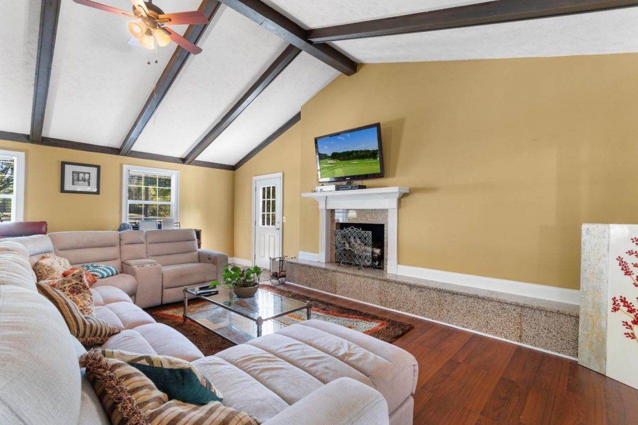 146 University Dr. Photo 12